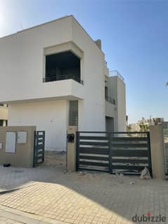 Stand alone villa for sale in The Crown Compound by Palm hills in a the most premium location 4 bedrooms + Living room + Maid's room with bathroom 0