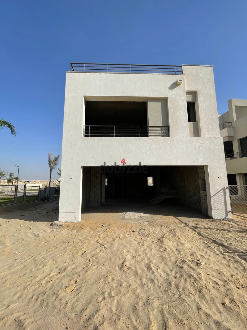 Stand alone villa for sale in The Crown Compound by Palm hills in a the most premium location 4 bedrooms + Living room + Maid's room with bathroom 1