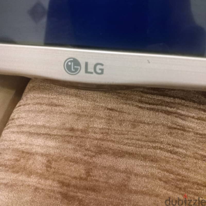 شاشة تليفزيون LG 32 بوصه محتاجة بانل فقط 1