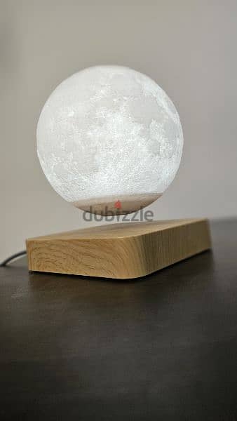 القمر المضيء ضد الجاذبية levitating moon 2