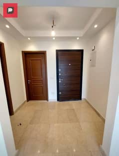 apartment For sale in Sheraton, in front of Almaza City Center, minutes from Al-Nadish Al-Ahly, finished with air conditioners and kitchen.