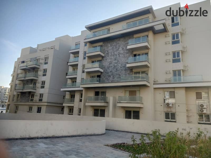 For quick sale, an apartment on an area of ​​​​155 m, finished with air conditioners and a kitchen, in compound Mountain View i City new Cairo 4