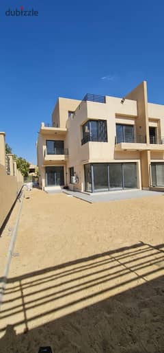 Villa for rent in Alma Compound, Sheikh Zayed, next to Arkan Plaza First residence, with kitchen, air conditioners, and fully equipped garden.