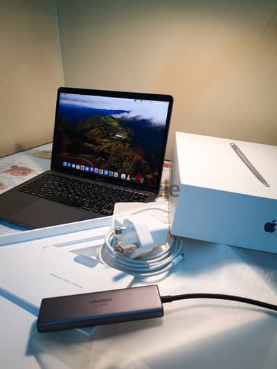 Macbook Air M1 + (USB C hub & Cover)