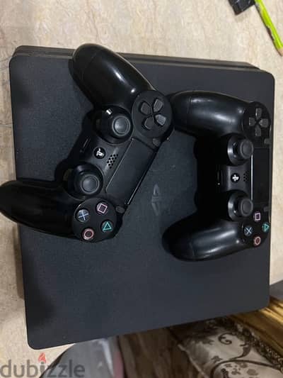 ps4 slim نضيف جدا استعمال شخصي مع دراعين