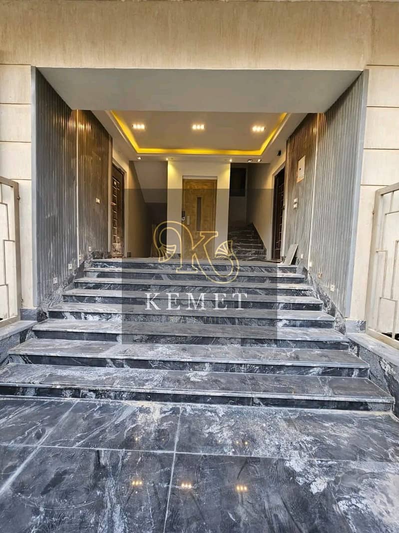 Apartment 165 m, third floor, Landalus 1, next to Al-Sharqawi Mosque, immediate receipt, meter, elevator, occupant, residential building, share in the 1