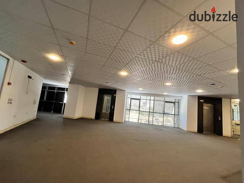 Office space 600 sqm in Bank center 17