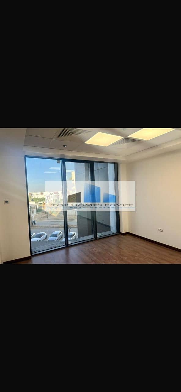 Office for rent 142 SQM fully finished with ACs in a prime location in Hyde Park / مكتب للإيجار متشطب بالتكييفات موقع مميز في هايد بارك 4