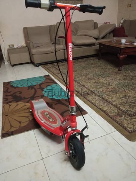 سكوتر كهربائي Razor e100  بحاله ممتازة 1