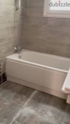 Recessed Bathtub Duaravit بانيو شاسيه ديورافيت