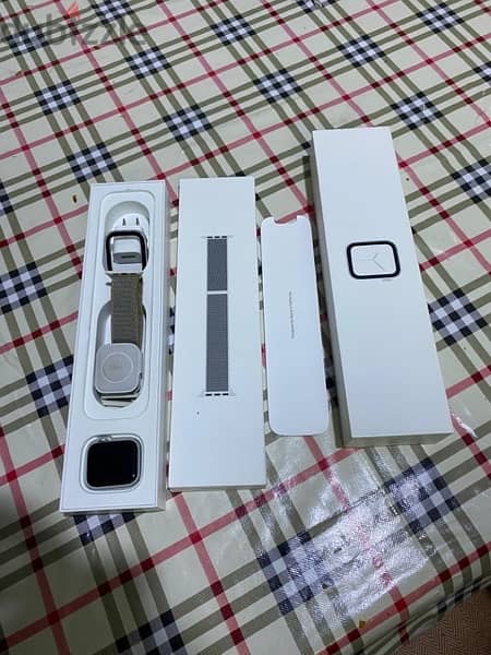 Apple watch 4 With box & charger 0