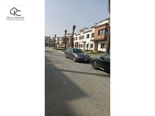 Town house corner 208m for sale ready to move  prime location under market price  bahary view landscape in Sodic east compound 2