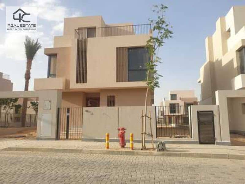 Town house corner 208m for sale ready to move  prime location under market price  bahary view landscape in Sodic east compound 9