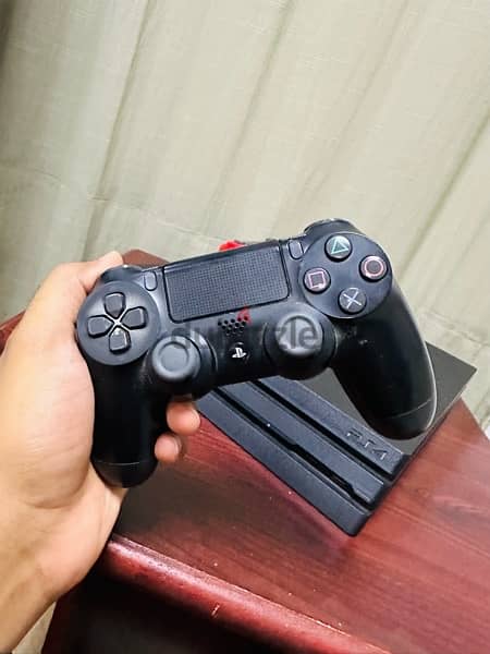 playstation 4 pro 1tb نضيف جداً 4