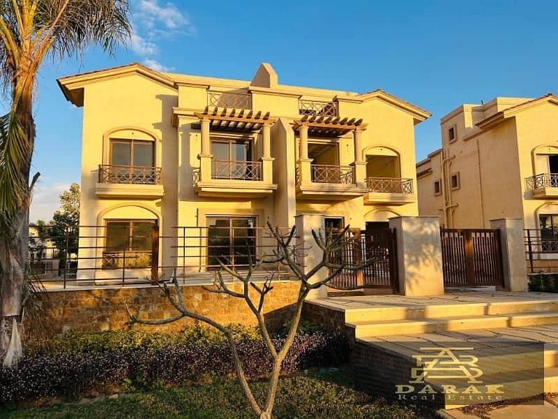 "Villa for sale in Madinaty, 3 corner bedrooms, with the lowest total price and the longest payment period. Twin house, a great opportunity. 8