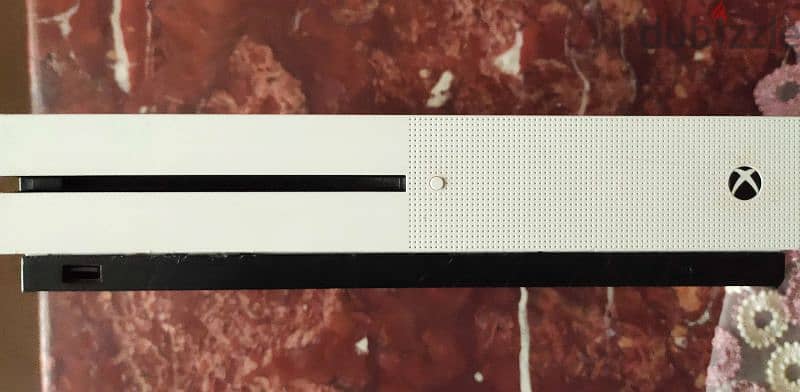 xbox one s 1tb مستعمل حالته ممتازه جدا من غير دراع 1