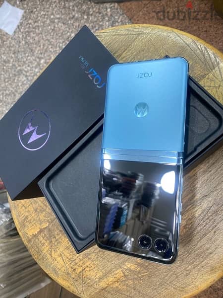 Motorola Razr 40 Ultra 256G Blue جديد 1