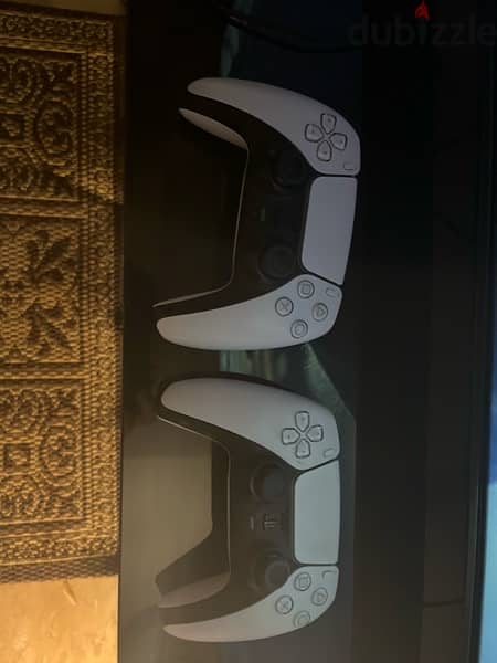 ps 5 used like new with two original joysticks 0