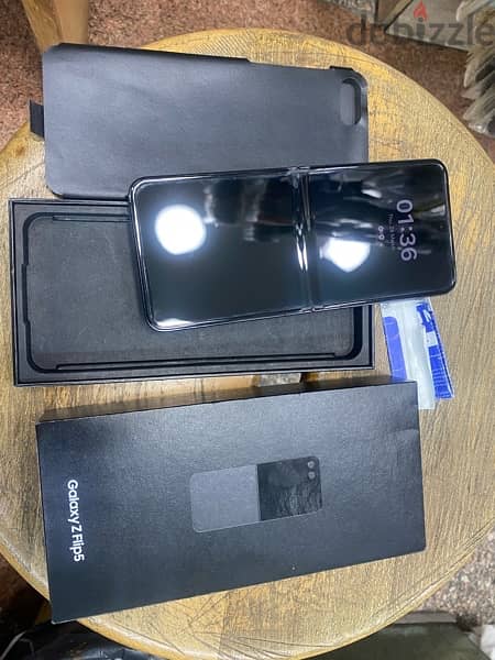 Galaxy Z Flip  5  256/8G Black جديد بضمان آلوكيل 1