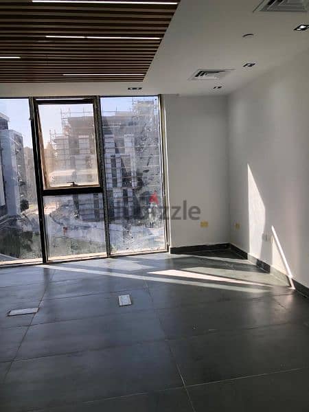 مكتب مميز جدا للإيجار بمساحه 140 سم ب Hyde park التجمع الخامس 7