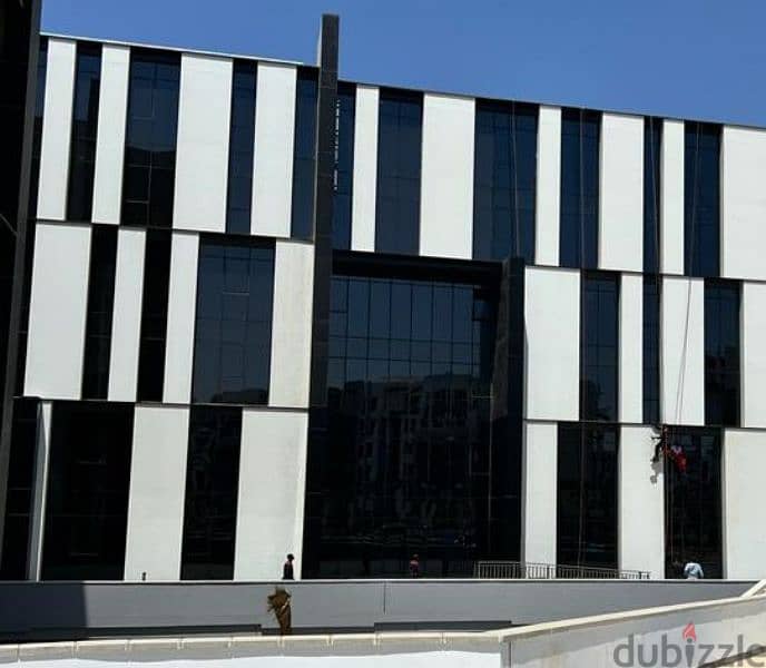 مكتب مميز جدا للإيجار بمساحه 140 سم ب Hyde park التجمع الخامس 16