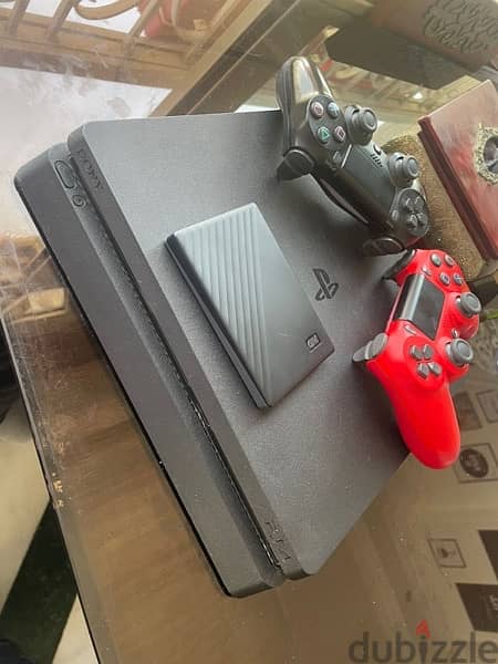 PlayStation 4 slim 1