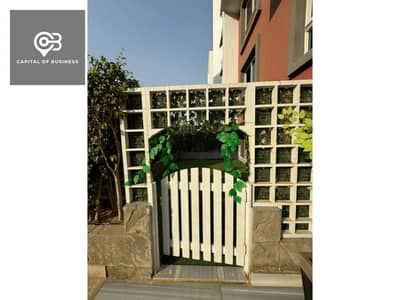 Duplex for sale in Amoradia Compound in the Fifth Settlement, near the American University, area 211 m + 51 m garden, immediate delivery, fully finish