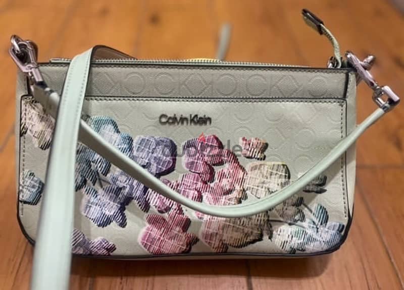 Calvin Klein's flowery green cross bag 1