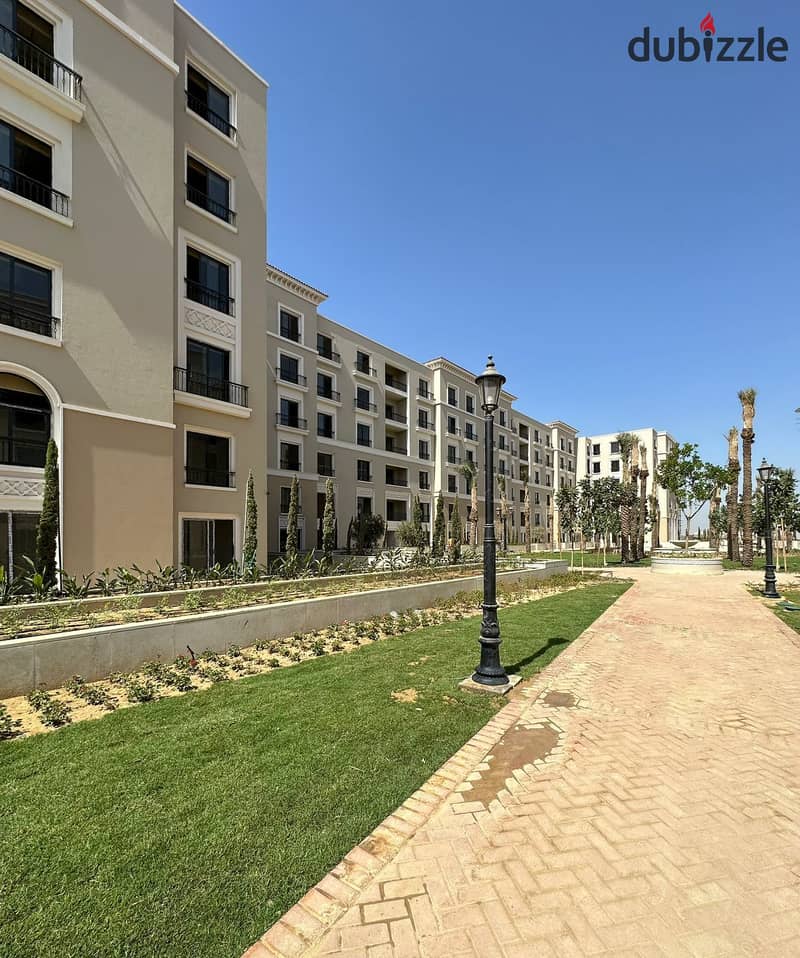 للبيع شقه 3 غرف تشطيب داخلى كامل و جراج و اقساط كمبوند فيلدج ويست Village West زايد 6