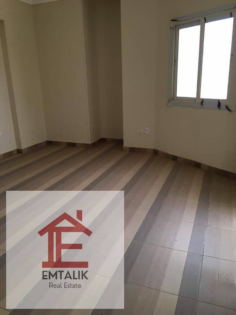 Apartment in Banafseg Buildings on Ahmed Shawky Axis 165 meters, first floor, finished Division: 3 bedrooms / 2 bathrooms / kitchen / large reception 15