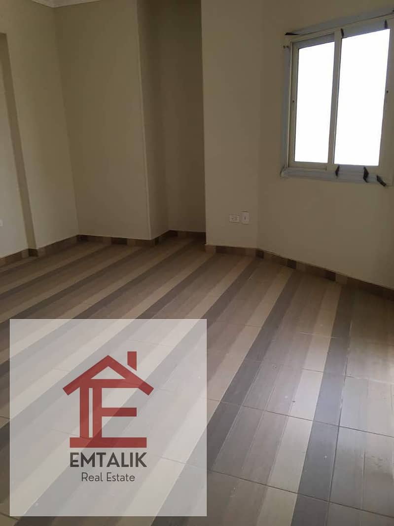 Apartment in Banafseg Buildings on Ahmed Shawky Axis 165 meters, first floor, finished Division: 3 bedrooms / 2 bathrooms / kitchen / large reception 21