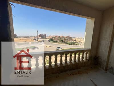 Make this unit yours now, 196 m semi finished with a wonderful open view in El Lotus South