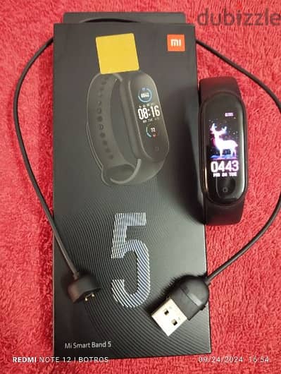 Mi band 5 معاها الشاحن و العلبة