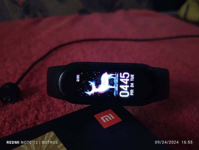 Mi band 5 معاها الشاحن و العلبة 2