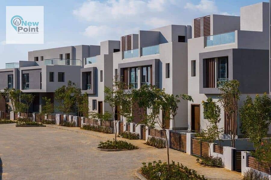 In the best location in the R7 area, receive immediately a 295 m² corner townhouse with installments over 8 years in the Administrative Capital 7