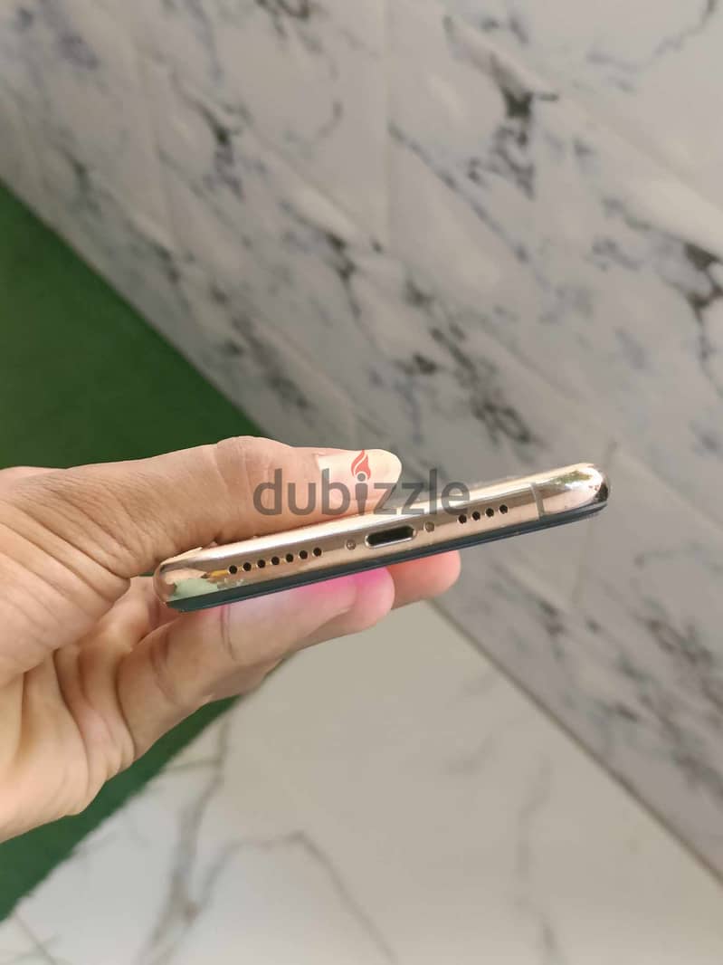 IPhone Xs max 64 giga gold بيع بدل 4