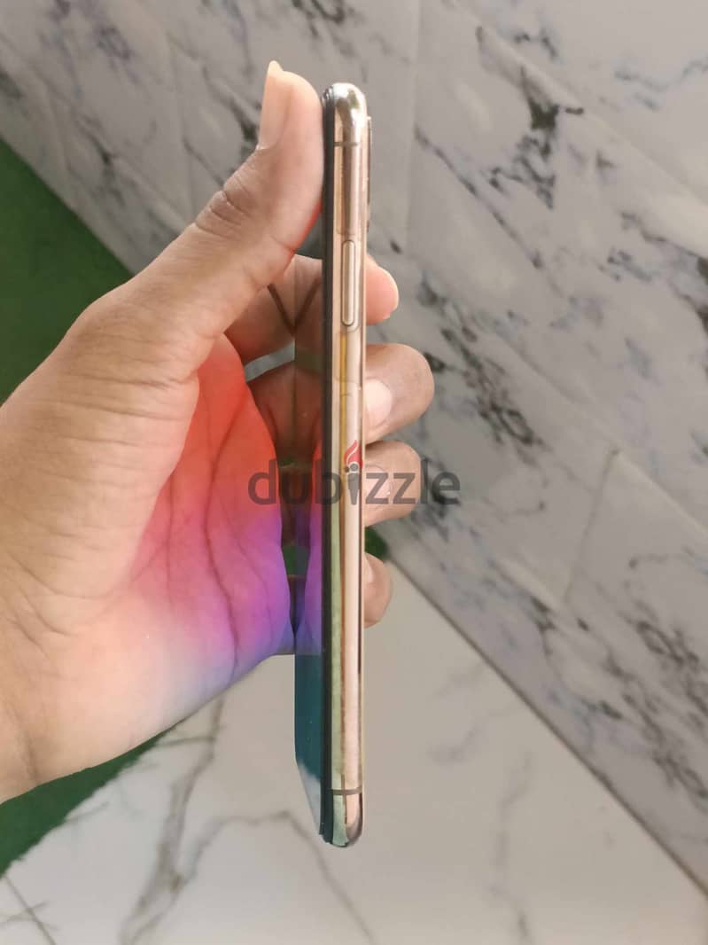 IPhone Xs max 64 giga gold بيع بدل 6