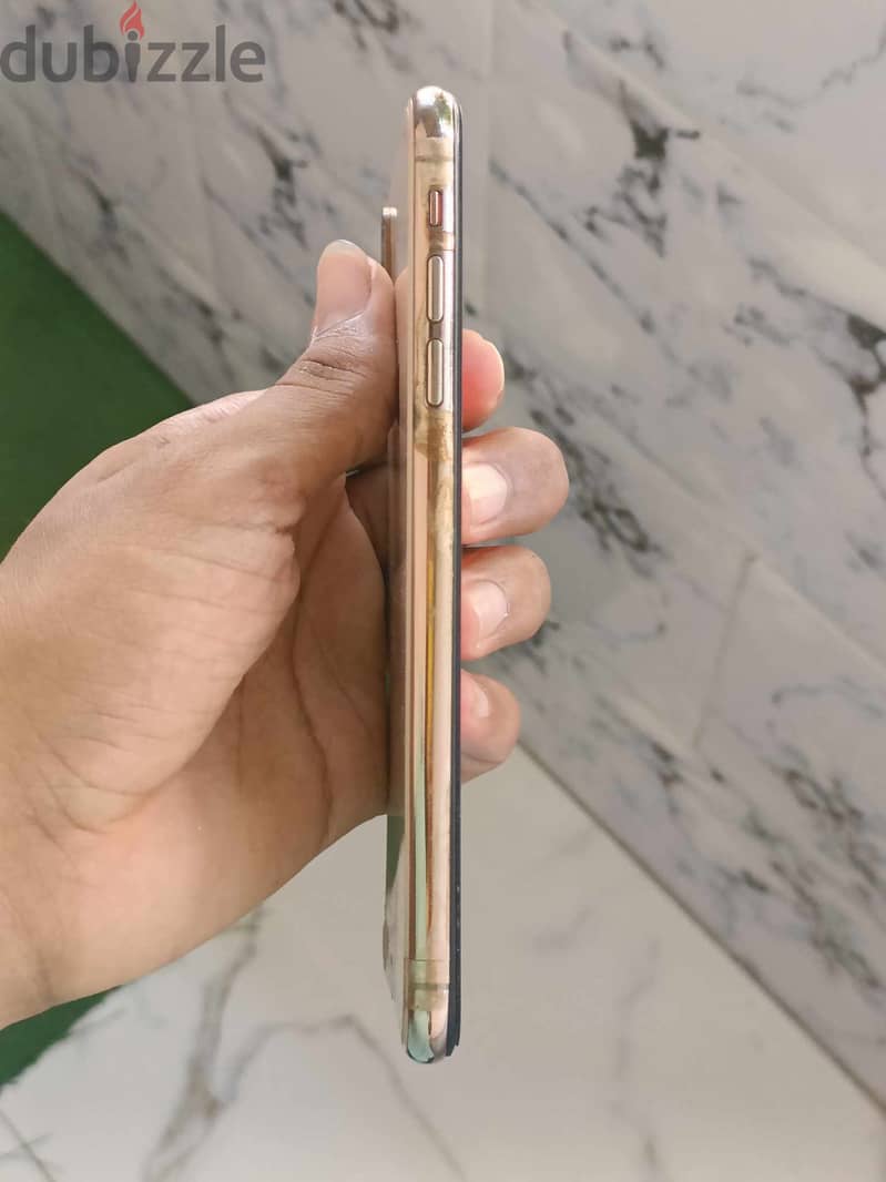 IPhone Xs max 64 giga gold بيع بدل 7