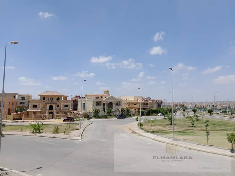 Your apartment is in a villa on the main street in Sheikh Zayed, Al Bustan Street. The apartment is 245 square meters. 1