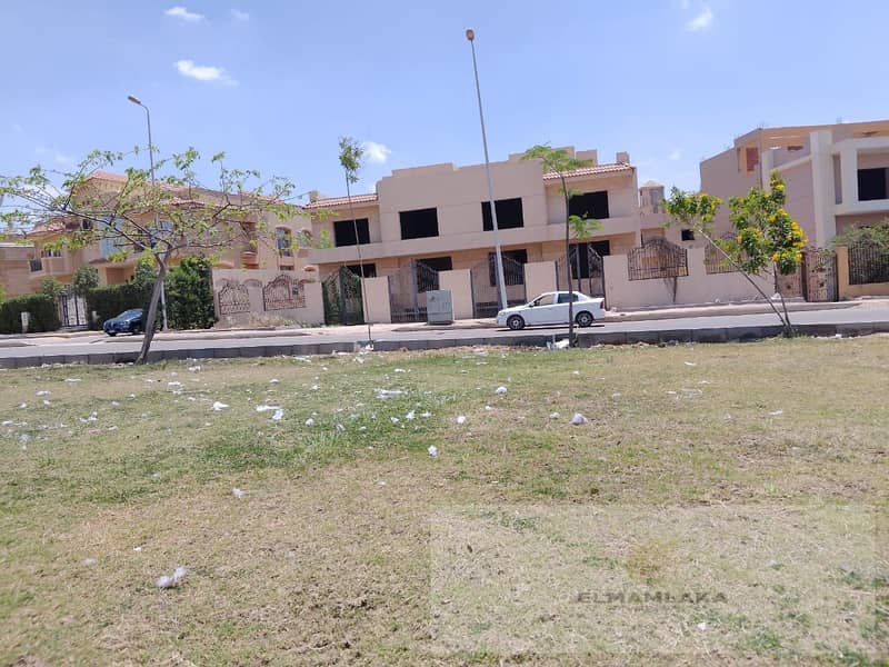 Your apartment is in a villa on the main street in Sheikh Zayed, Al Bustan Street. The apartment is 245 square meters. 2