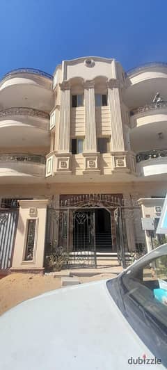 For sale, ground floor apartment of 180 and 100 with garden for sale in villas in the first district, view on a main street 0