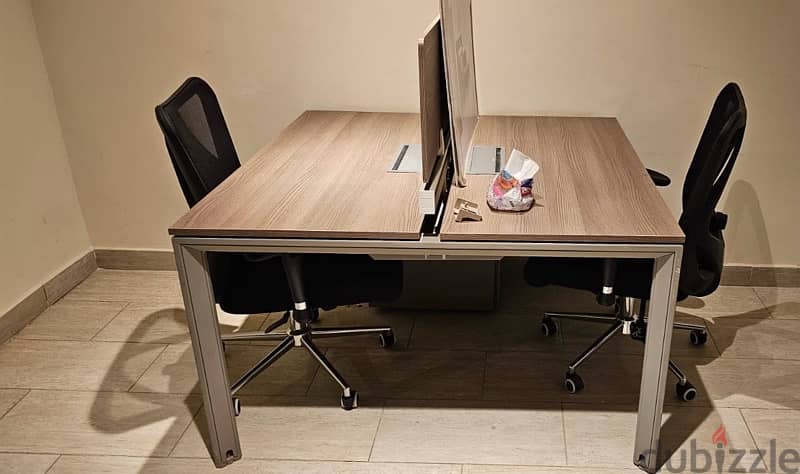 Office Desk for 2 persons مكتب عمل لشخصين 1