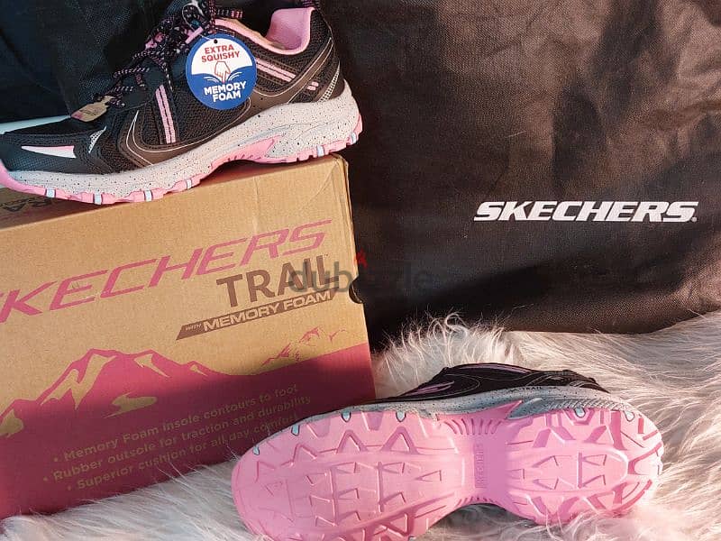 كوتشي skechers جديد اصلي اسود في بينك 1