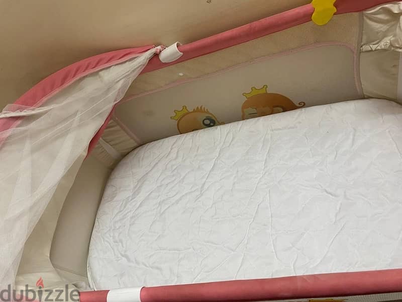 Baby crib in good condition سرير أطفال بحالة جيدة 4