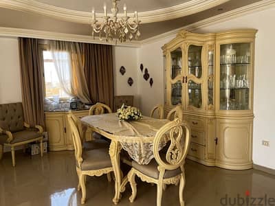 full dinning room in a very good condition       …. سفره ٨ كراسي