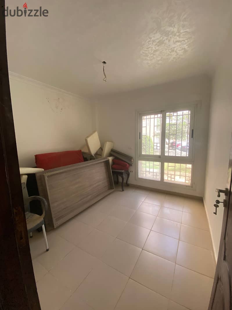 Studio for sale 2 bedrooms ground floor view garden and street behind service 2