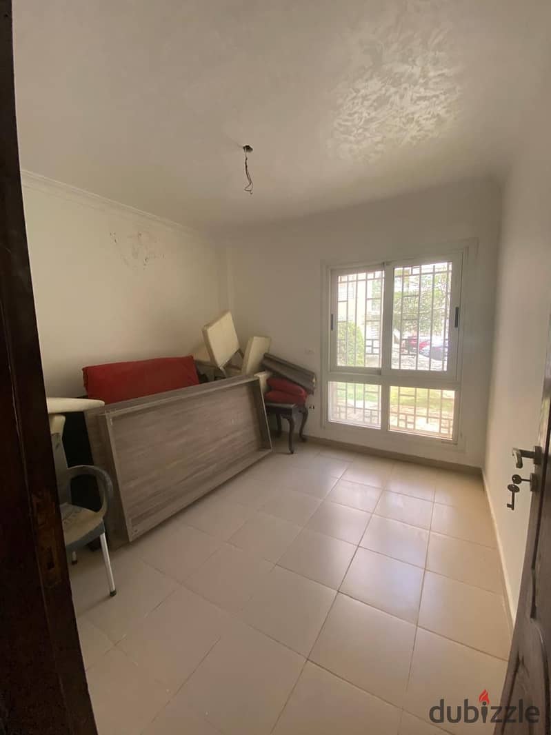 Studio for sale 2 bedrooms ground floor view garden and street behind service 7