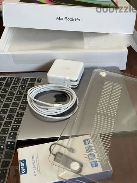 فرصة لا تعوض: جهاز MacBook Pro M1 2020 مع ملحقاته 1