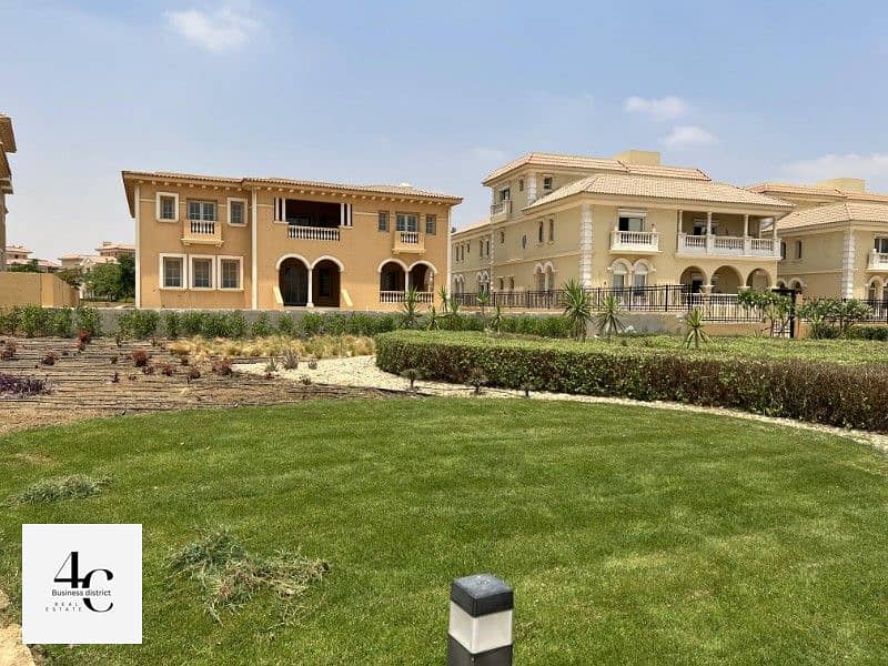 Villa Standalone 374m For Sale with Installments, prime view 6 Bedrooms In Hyde Park Fifth Settlement 5