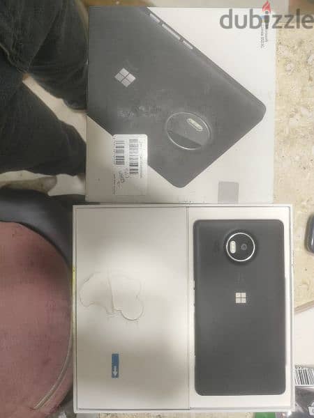 Nokia lumia520 and 950xl 4